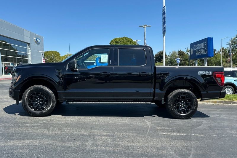 Ford F-150 Vehicle Full-screen Gallery Image 06