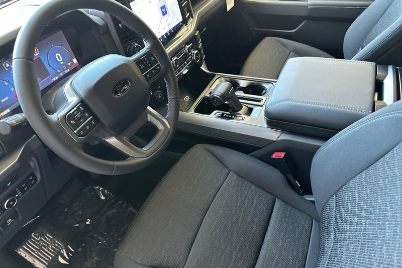 Ford F-150 Vehicle Full-screen Gallery Image 09