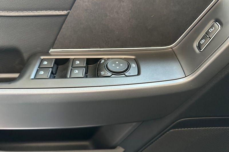 Ford F-150 Vehicle Full-screen Gallery Image 10