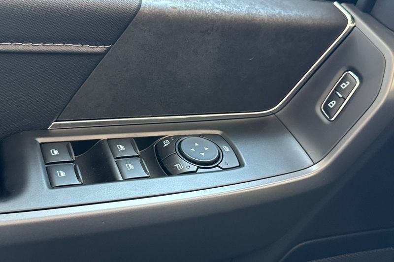 Ford F-150 Vehicle Full-screen Gallery Image 11