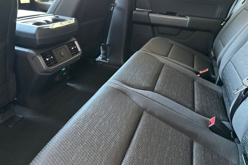 Ford F-150 Vehicle Full-screen Gallery Image 12