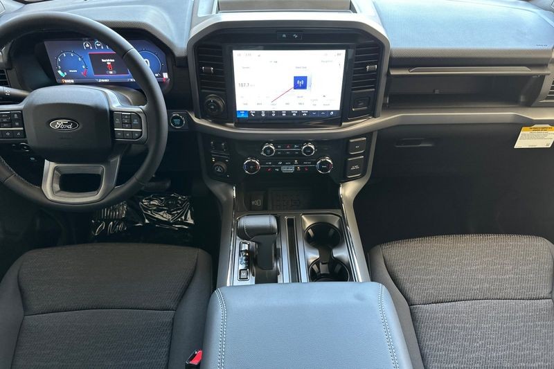 Ford F-150 Vehicle Full-screen Gallery Image 14