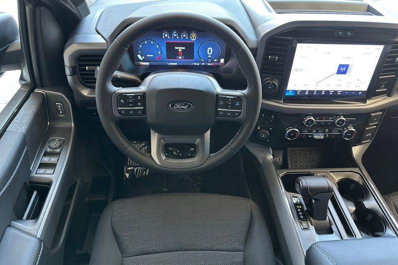 Ford F-150 Vehicle Full-screen Gallery Image 15