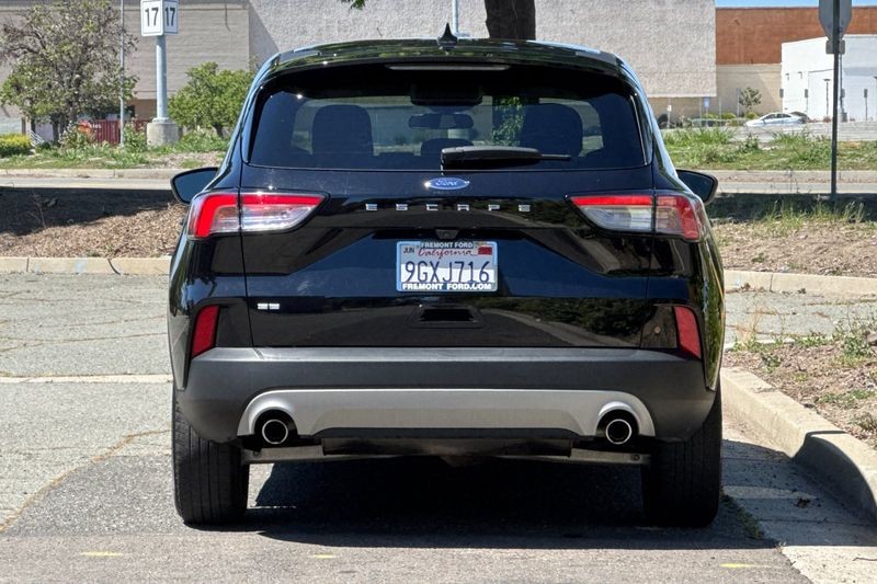 Ford Escape Vehicle Full-screen Gallery Image 04