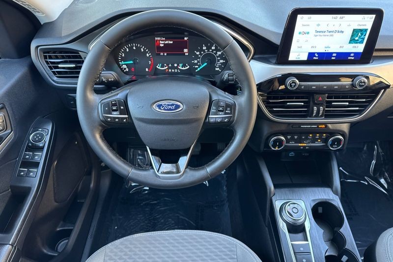 Ford Escape Vehicle Full-screen Gallery Image 15