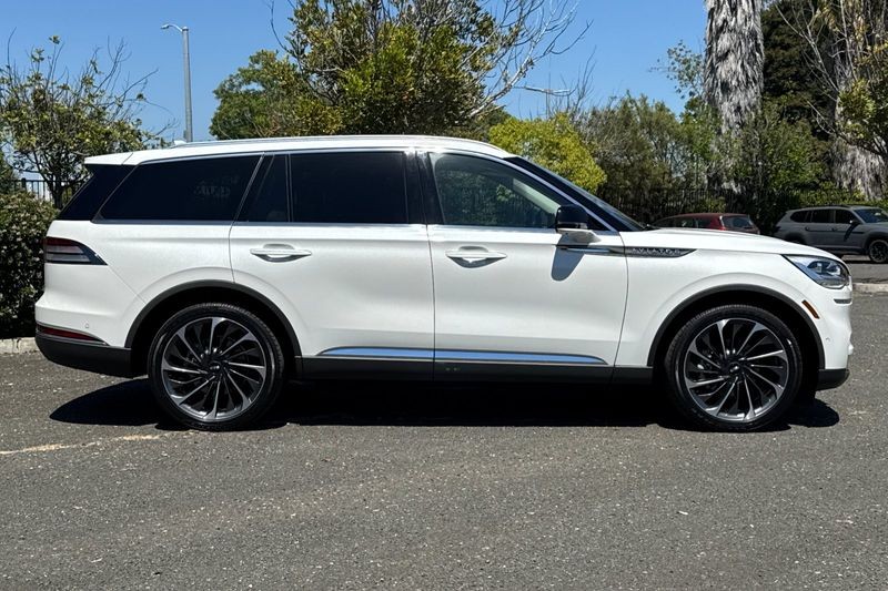 Lincoln Aviator Vehicle Full-screen Gallery Image 02