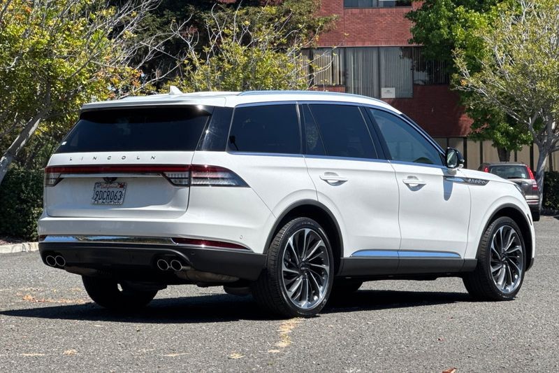 Lincoln Aviator Vehicle Full-screen Gallery Image 03