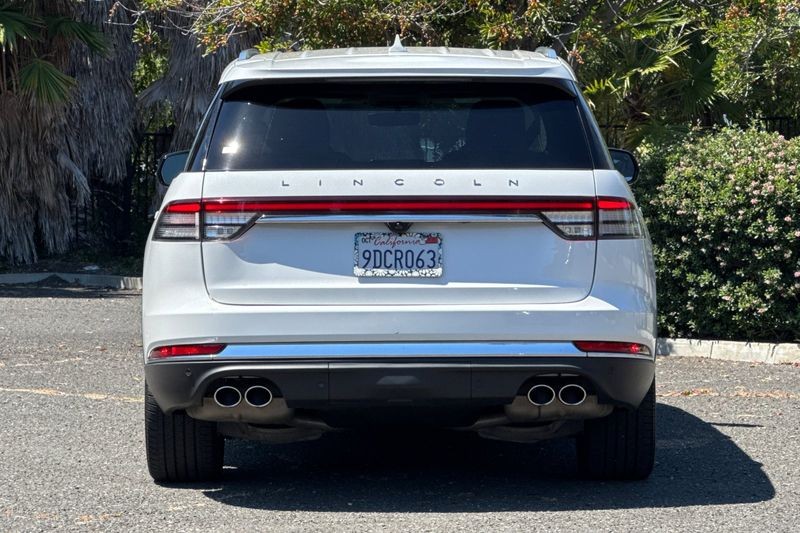 Lincoln Aviator Vehicle Full-screen Gallery Image 04