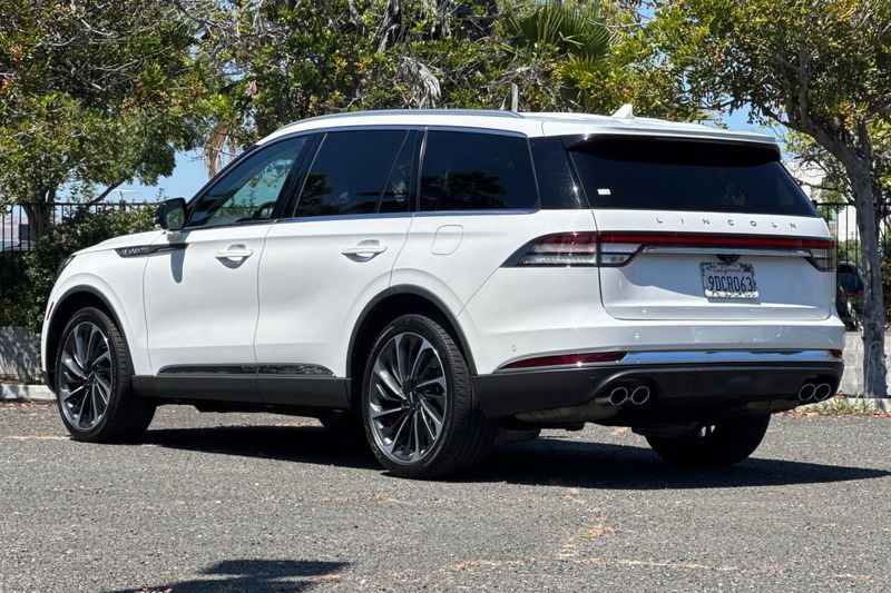 Lincoln Aviator Vehicle Full-screen Gallery Image 05