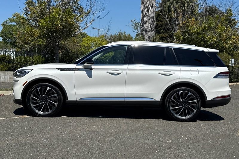 Lincoln Aviator Vehicle Full-screen Gallery Image 06
