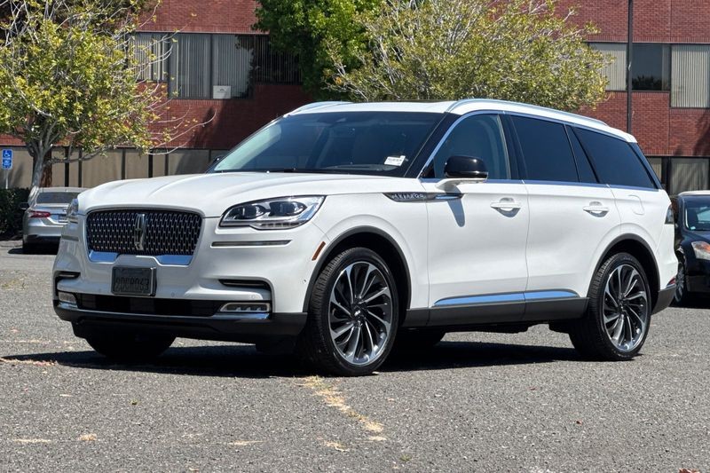 Lincoln Aviator Vehicle Full-screen Gallery Image 07