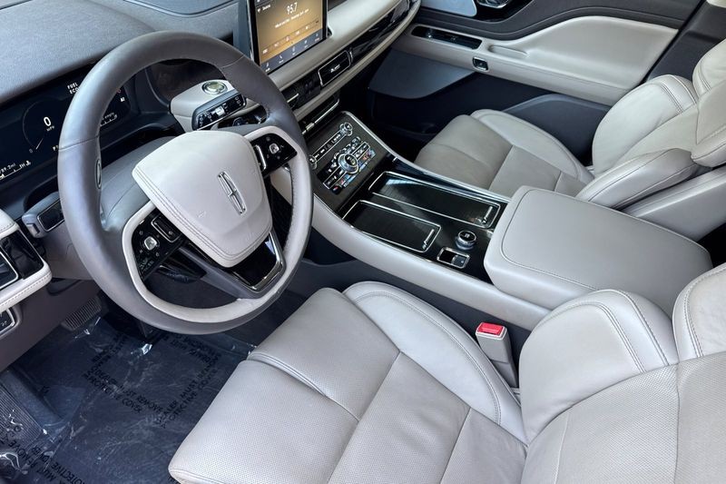 Lincoln Aviator Vehicle Full-screen Gallery Image 09