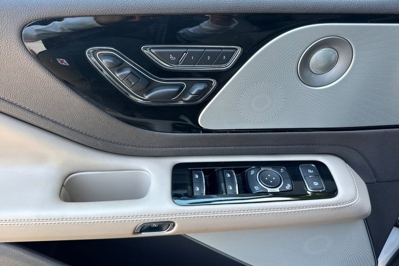Lincoln Aviator Vehicle Full-screen Gallery Image 10