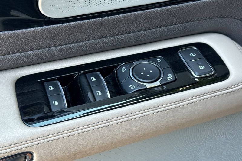 Lincoln Aviator Vehicle Full-screen Gallery Image 11