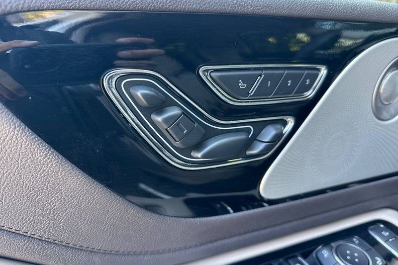 Lincoln Aviator Vehicle Full-screen Gallery Image 12