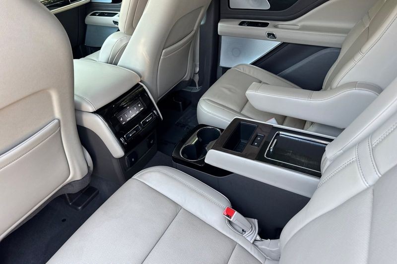 Lincoln Aviator Vehicle Full-screen Gallery Image 13
