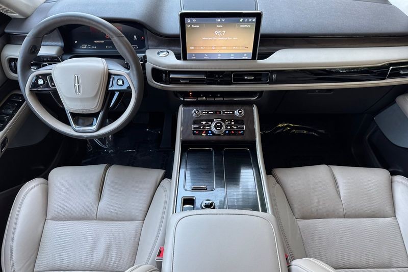 Lincoln Aviator Vehicle Full-screen Gallery Image 14
