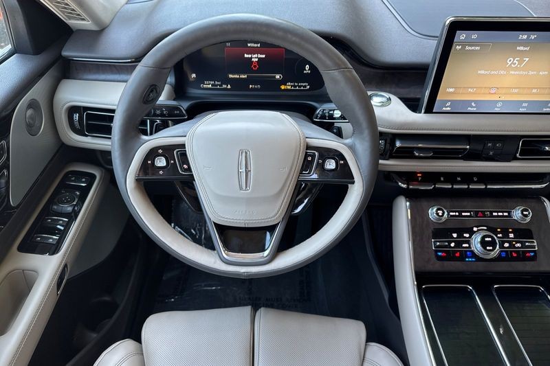 Lincoln Aviator Vehicle Full-screen Gallery Image 15