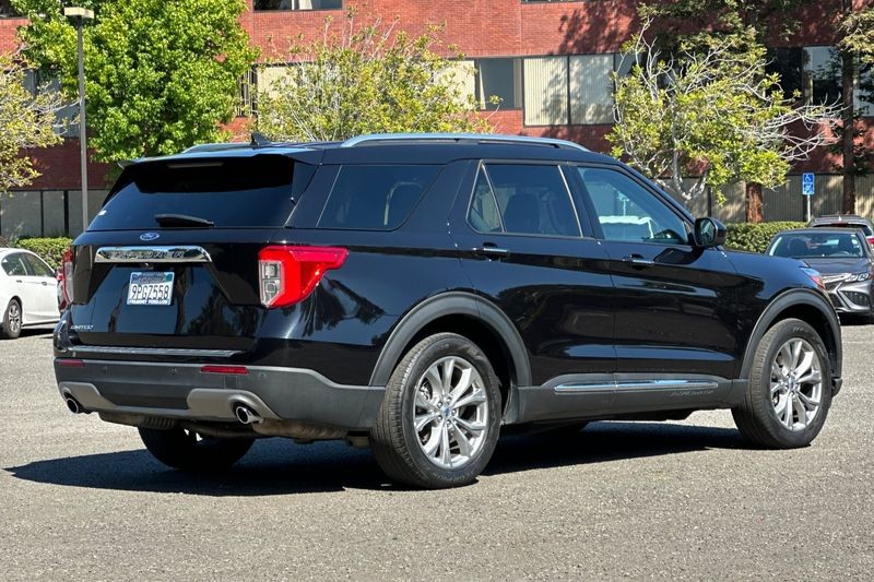 Ford Explorer Vehicle Full-screen Gallery Image 03