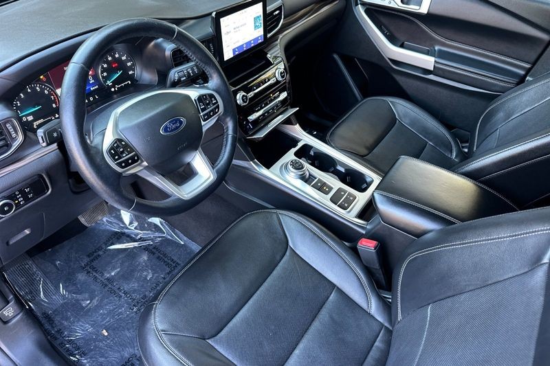 Ford Explorer Vehicle Full-screen Gallery Image 10