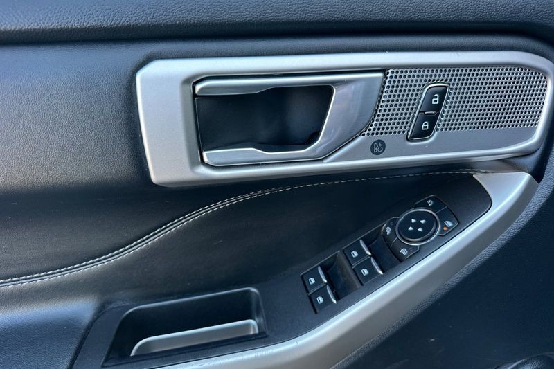Ford Explorer Vehicle Full-screen Gallery Image 11