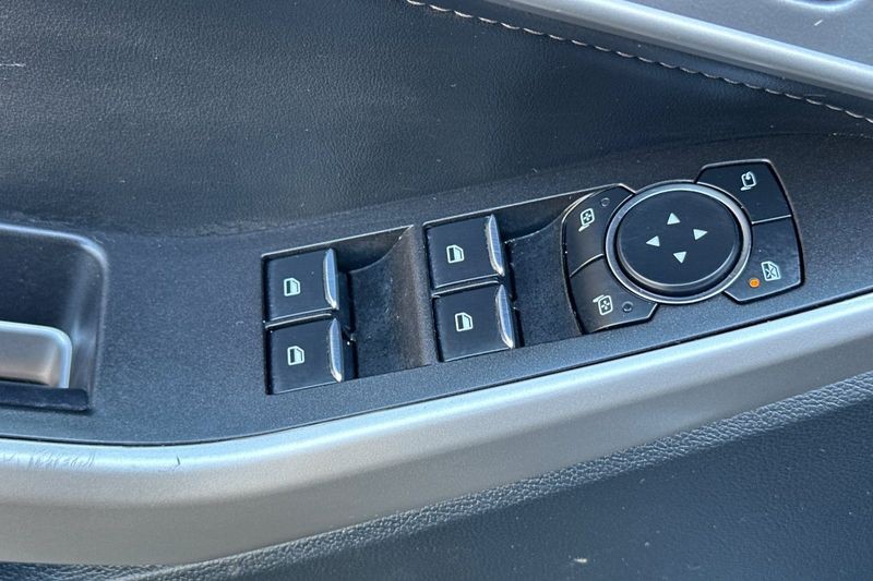Ford Explorer Vehicle Full-screen Gallery Image 12