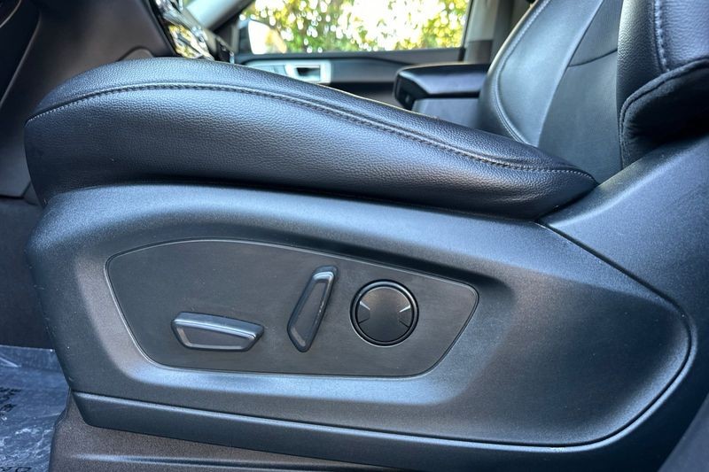 Ford Explorer Vehicle Full-screen Gallery Image 13