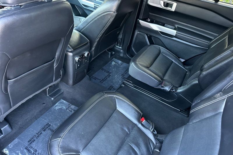 Ford Explorer Vehicle Full-screen Gallery Image 14