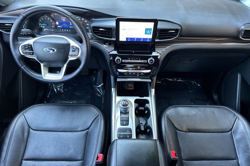 Ford Explorer Vehicle Full-screen Gallery Image 15
