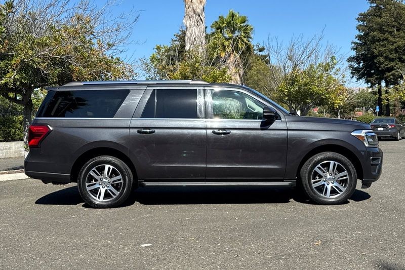Ford Expedition Max Vehicle Full-screen Gallery Image 02