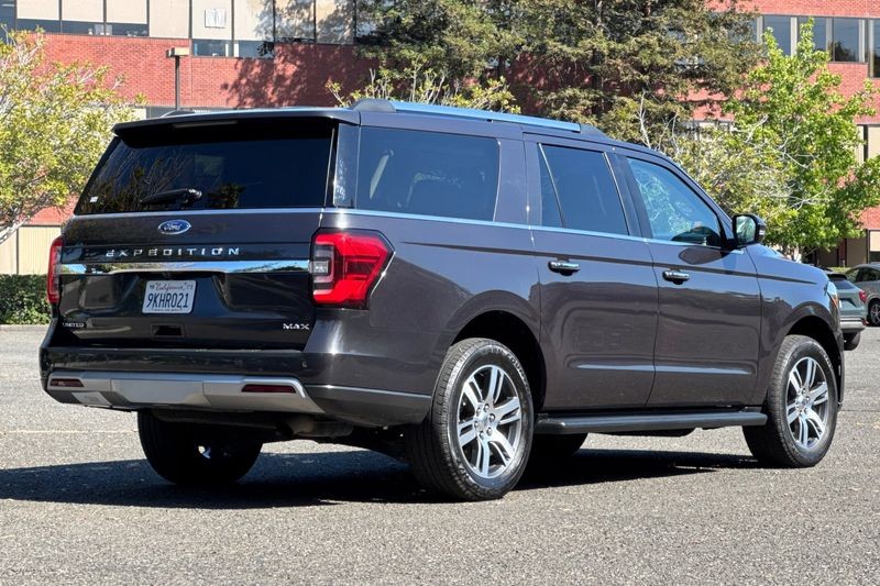 Ford Expedition Max Vehicle Full-screen Gallery Image 03