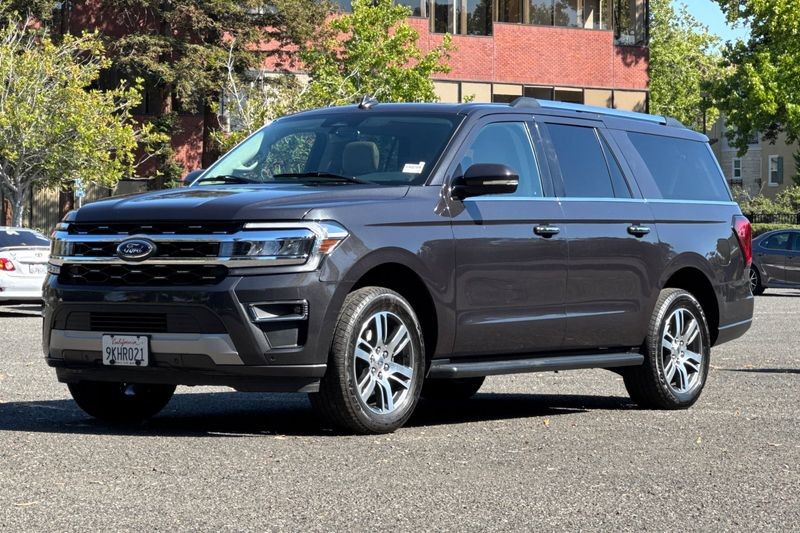Ford Expedition Max Vehicle Full-screen Gallery Image 08