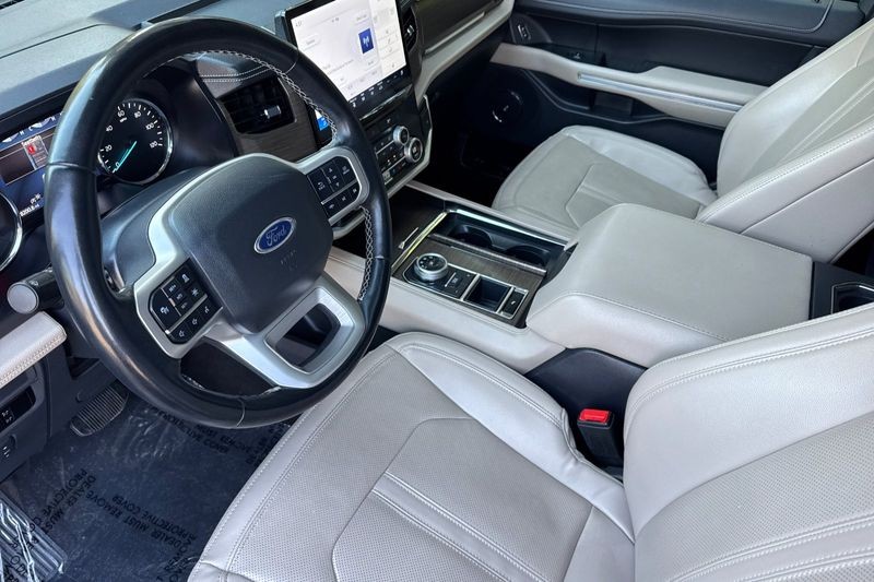 Ford Expedition Max Vehicle Full-screen Gallery Image 10