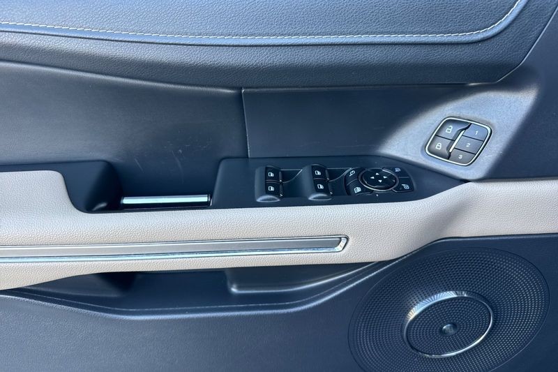 Ford Expedition Max Vehicle Full-screen Gallery Image 11