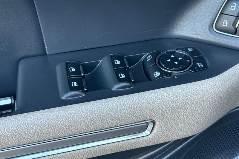 Ford Expedition Max Vehicle Full-screen Gallery Image 12