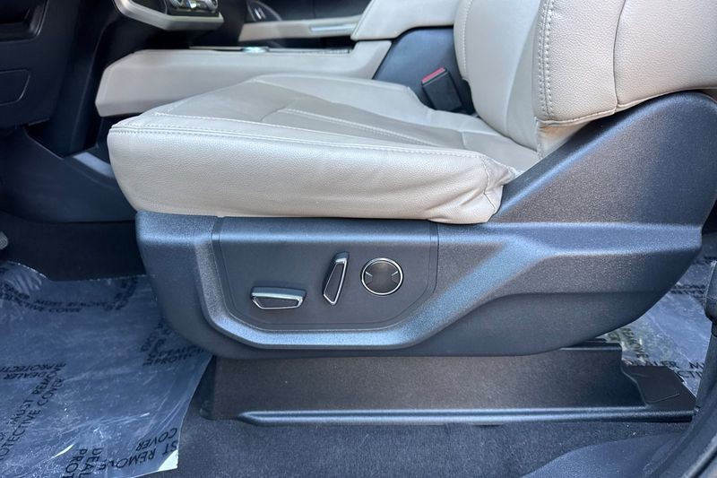 Ford Expedition Max Vehicle Full-screen Gallery Image 13