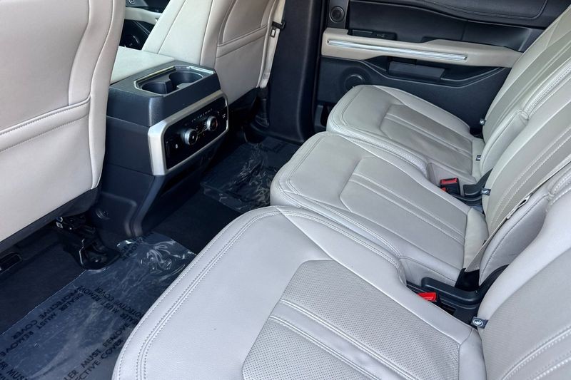 Ford Expedition Max Vehicle Full-screen Gallery Image 14