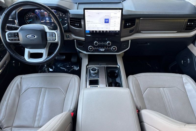 Ford Expedition Max Vehicle Full-screen Gallery Image 15