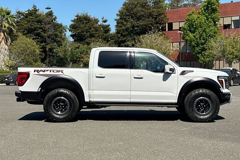 Ford F-150 Vehicle Full-screen Gallery Image 02