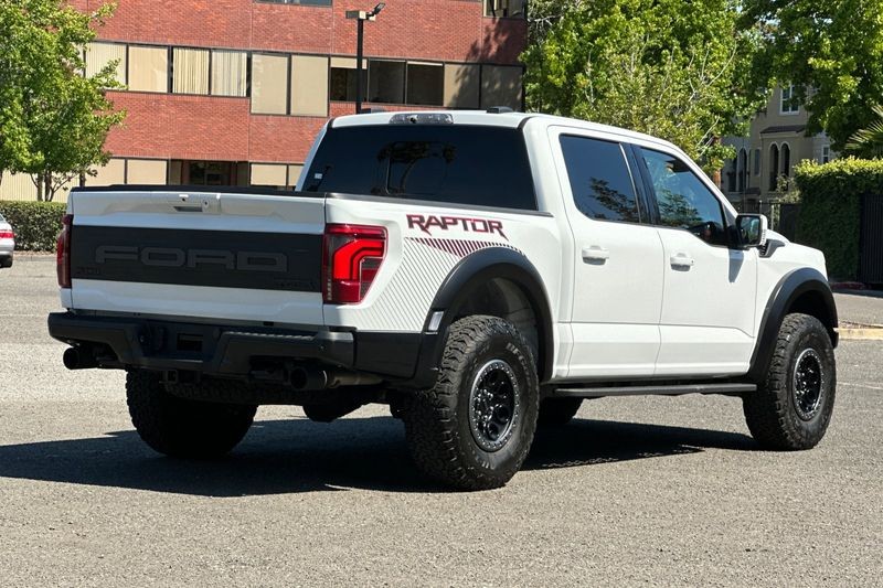 Ford F-150 Vehicle Full-screen Gallery Image 03