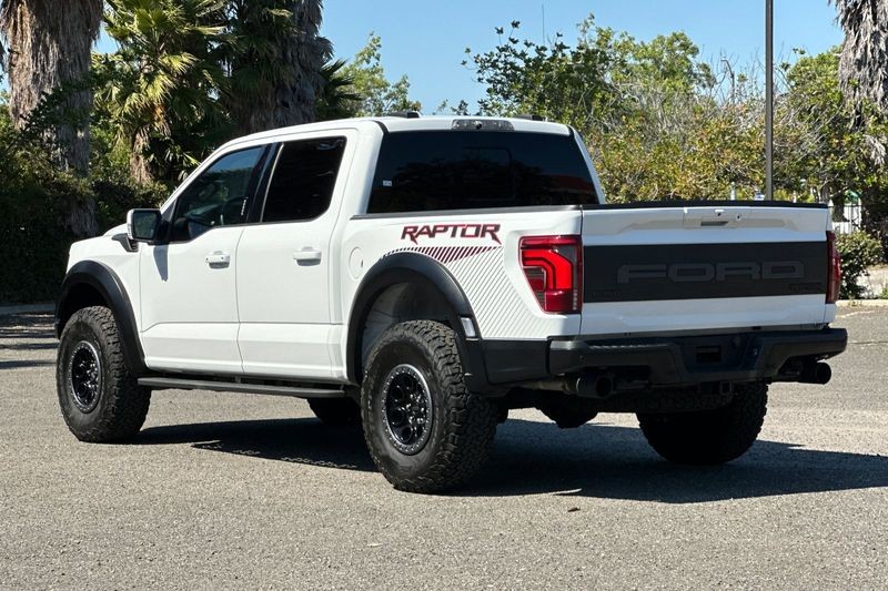 Ford F-150 Vehicle Full-screen Gallery Image 05