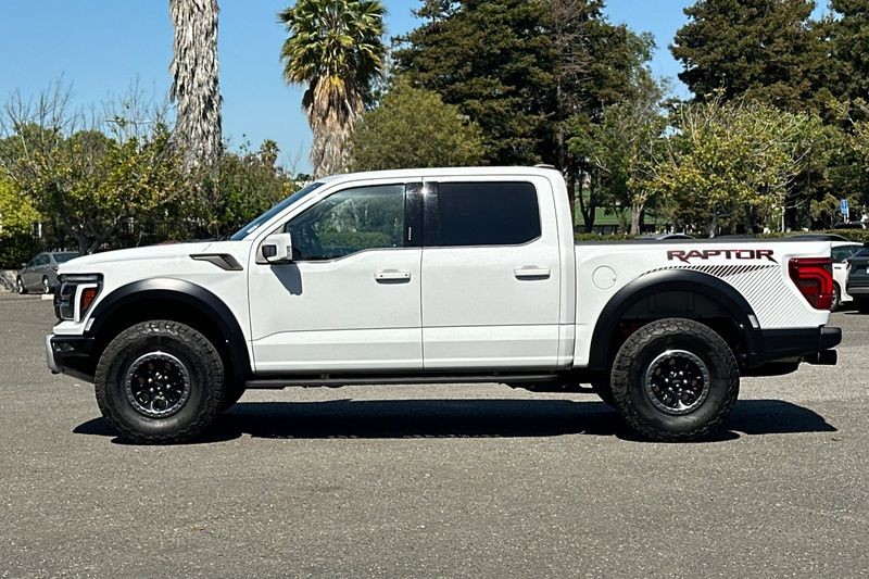 Ford F-150 Vehicle Full-screen Gallery Image 07