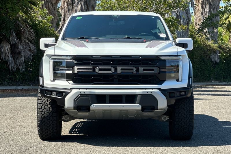 Ford F-150 Vehicle Full-screen Gallery Image 09