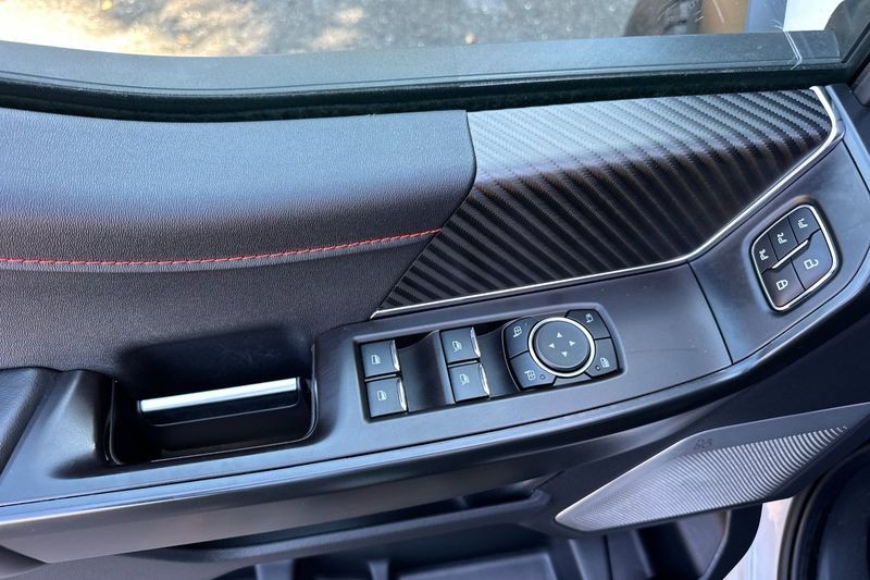 Ford F-150 Vehicle Full-screen Gallery Image 11