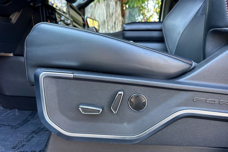 Ford F-150 Vehicle Full-screen Gallery Image 13
