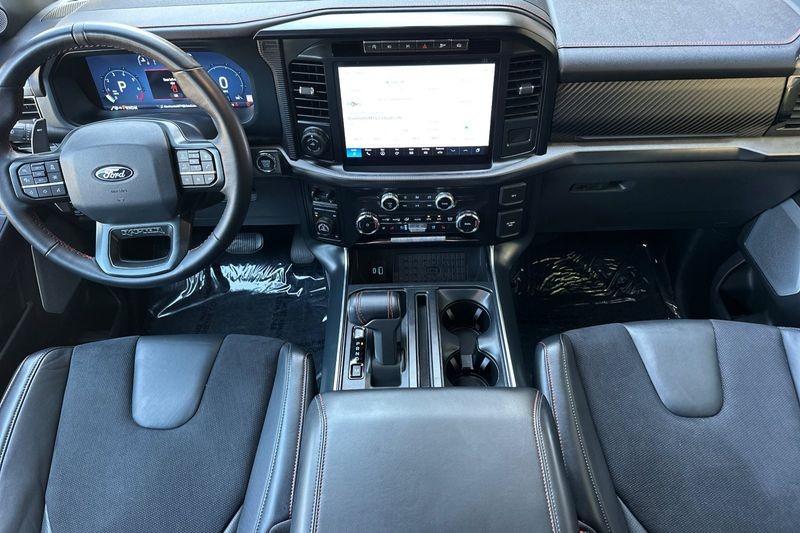 Ford F-150 Vehicle Full-screen Gallery Image 15