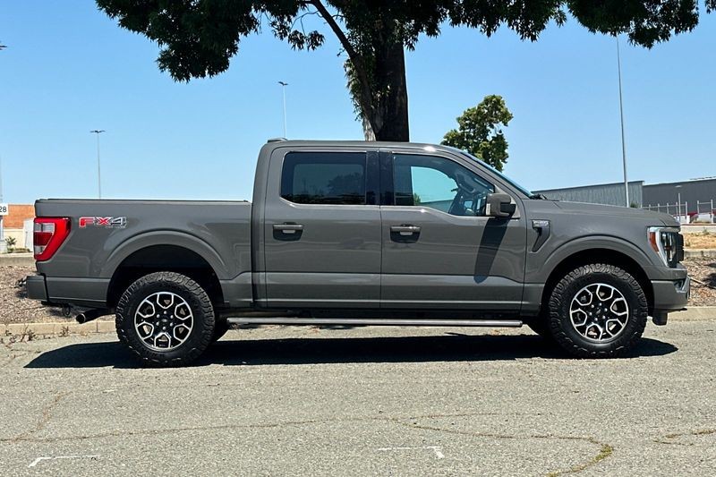 Ford F-150 Vehicle Full-screen Gallery Image 02
