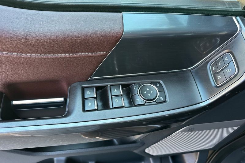 Ford F-150 Vehicle Full-screen Gallery Image 11