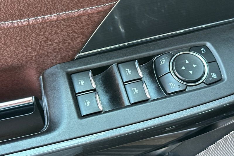 Ford F-150 Vehicle Full-screen Gallery Image 12