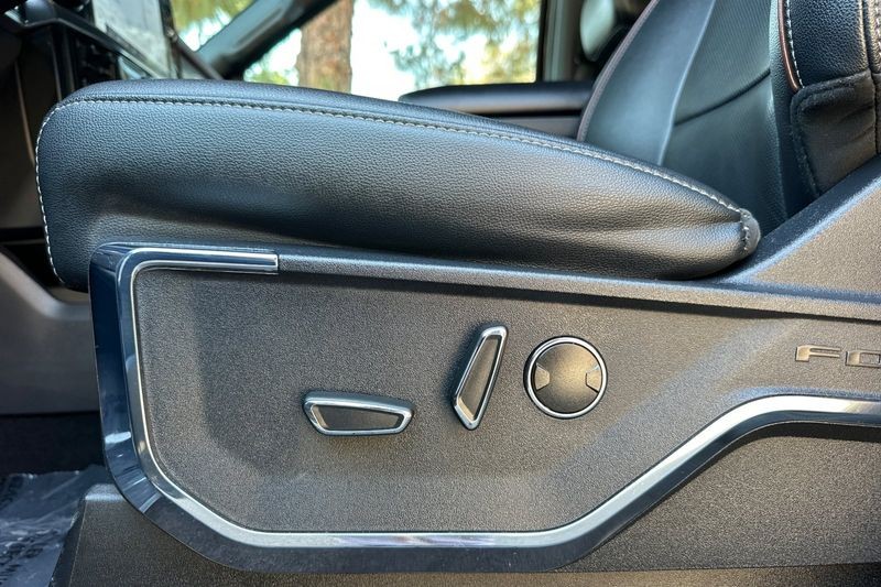 Ford F-150 Vehicle Full-screen Gallery Image 13